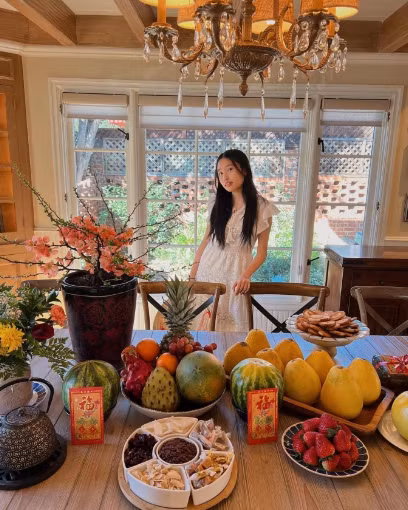 Vào mỗi dịp lễ tết quan trọng, cô nàng lại cùng bố mẹ và anh trai đi sắm sửa đồ decor để trang trí ngôi nhà thêm lung linh và bắt mắt.