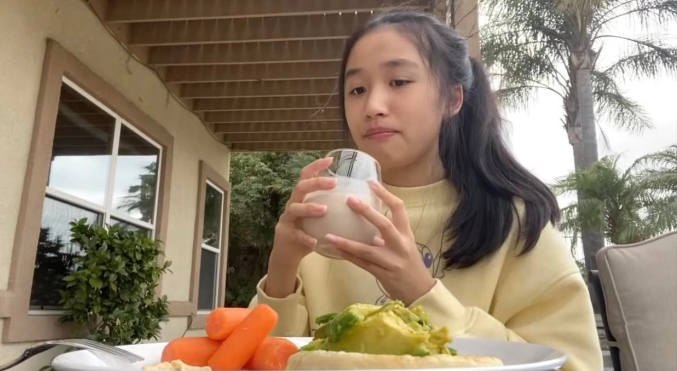 Trên Instagram cá nhân, Jenny từng đăng tải một bài viết khoe trọn phòng ngủ cá nhân ở Mỹ. Căn phòng có diện tích rộng khoảng 25m2 vô cùng sáng sủa và xinh xắn.