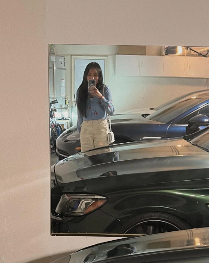 So với vẻ sang trọng bên ngoài, không gian bên trong của ngôi nhà lại vô cùng ấm áp và gẫn gũi.