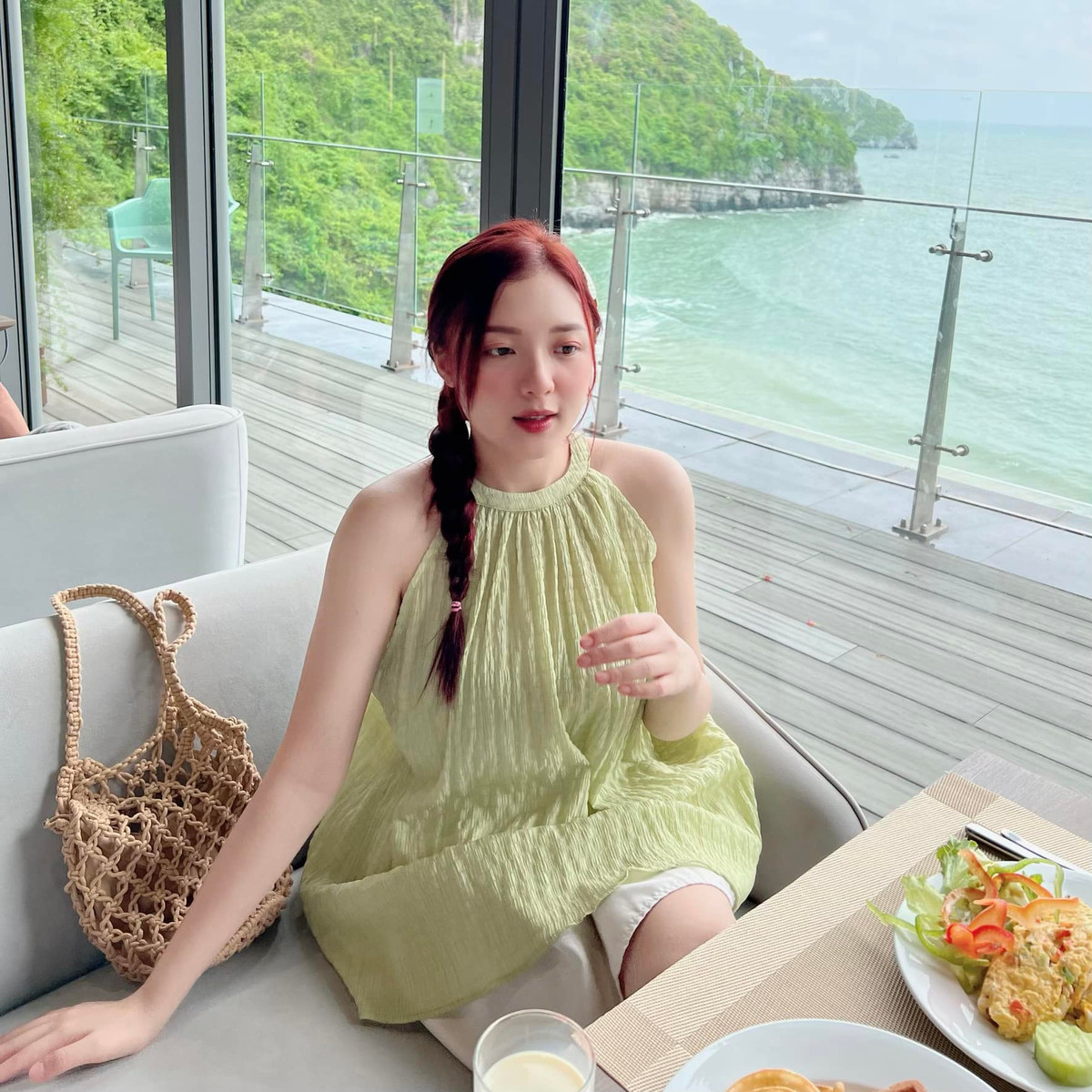 Tuy nhiên, Phương Thảo có hình thể cân đối cùng diện mạo xinh đẹp. Bản thân cô cũng luôn vui vẻ và yêu sự nhỏ bé đặc biệt của mình.