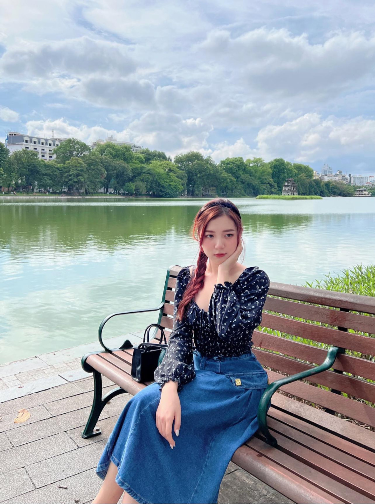 Nữ MC xinh đẹp này vừa có chuyên môn, vừa có kinh nghiệm và còn có cả công việc đáng mơ ước của những nữ MC trẻ tuổi.