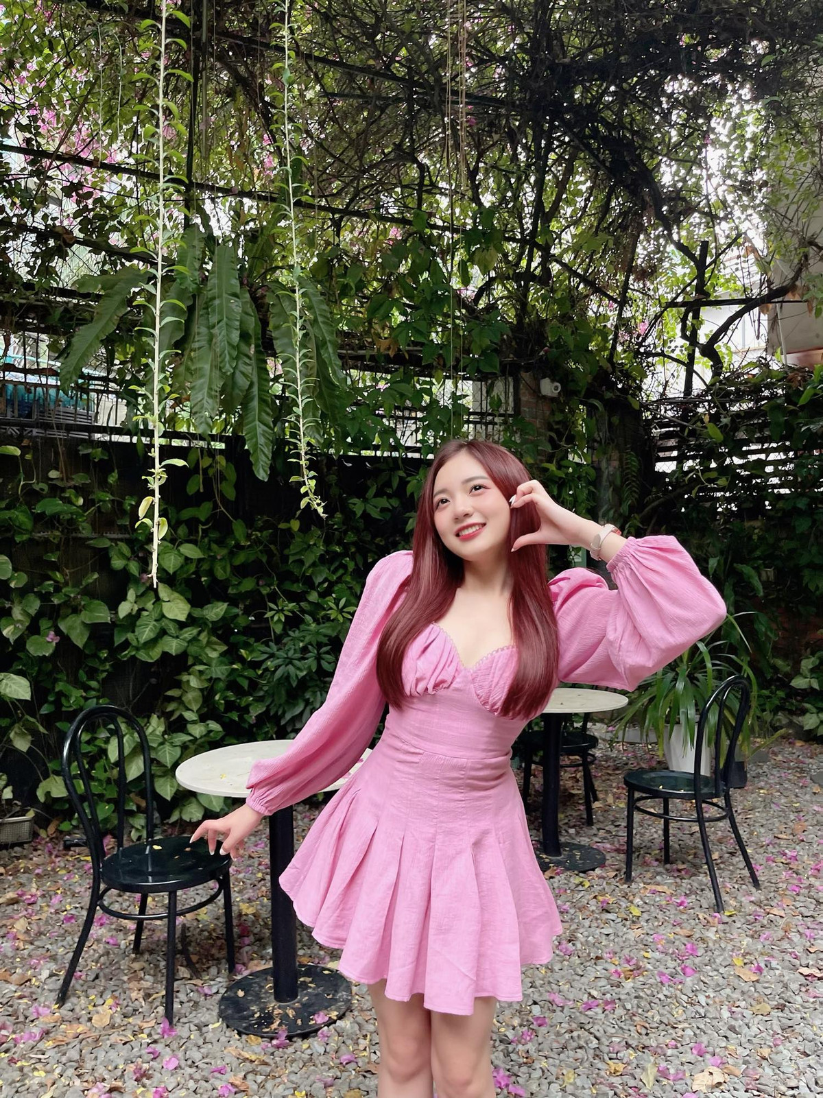 Sở hữu gương mặt xinh đẹp, chất giọng lôi cuốn cùng thân hình gợi cảm, Phương Thảo khiến nhiều người yêu thích ngay từ cái nhìn đầu tiên.