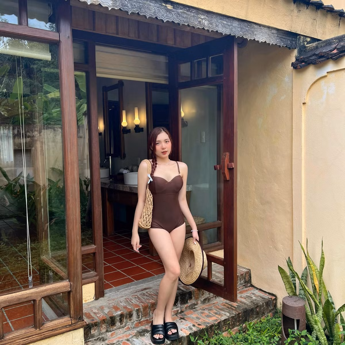 Mới đây, Vũ Phương Thảo khiến fan hâm mộ mắt tròn mắt dẹt khi tung bộ ảnh diện bikini đầy gợi cảm.