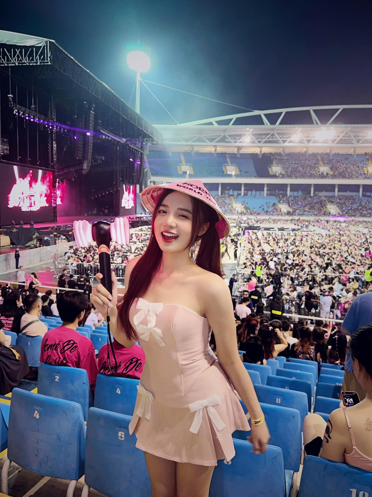 Hiện tại, ngoài làm MC của VTV – Đài Truyền hình Việt Nam, Phương Thảo còn là MC quen mặt của cộng đồng Liên Quân Mobile.