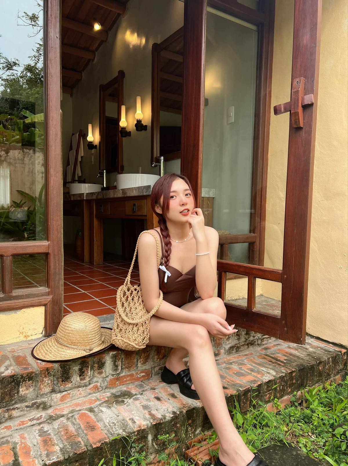 Nhiều fan nhận xét cô nàng đã không khoe dáng thì thôi, nhưng đã khoe là phải “cháy hết mình”.