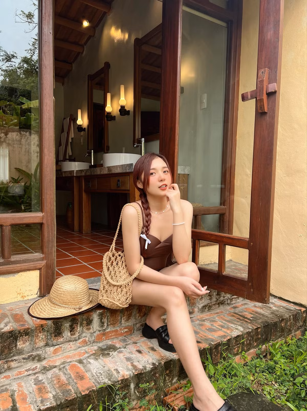 Nhiều fan nhận xét cô nàng đã không khoe dáng thì thôi, nhưng đã khoe là phải “cháy hết mình”.