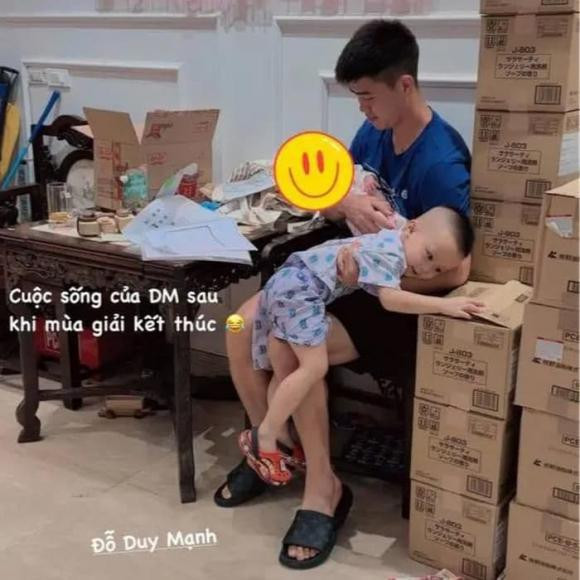 Trên trang cá nhân, nàng WAG Nguyễn Quỳnh Anh mới đây chia sẻ hình ảnh đời thường của chồng cô khi ở nhà làm "bố bỉm sữa". Duy Mạnh một tay ôm con trai đầu lòng Duy Minh, một tay bế con gái nhỏ mới chào đời.