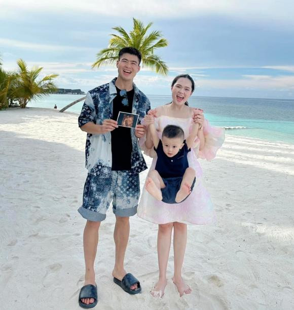 Dáng vẻ "bỉm sữa" bận rộn của Duy Mạnh khiến Quỳnh Anh bật cười. "Cuộc sống của Duy Mạnh sau khi mùa giải kết thúc", Quỳnh Anh viết lời dẫn kèm theo một biểu tượng mặt cười ra nước mắt.