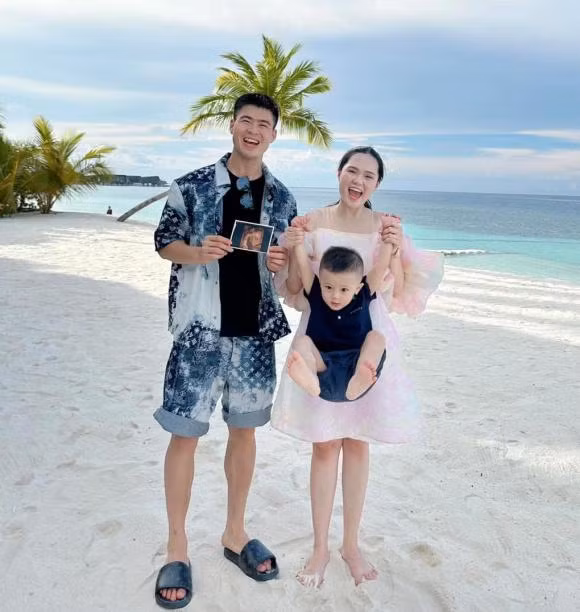 Dáng vẻ "bỉm sữa" bận rộn của Duy Mạnh khiến Quỳnh Anh bật cười. "Cuộc sống của Duy Mạnh sau khi mùa giải kết thúc", Quỳnh Anh viết lời dẫn kèm theo một biểu tượng mặt cười ra nước mắt.