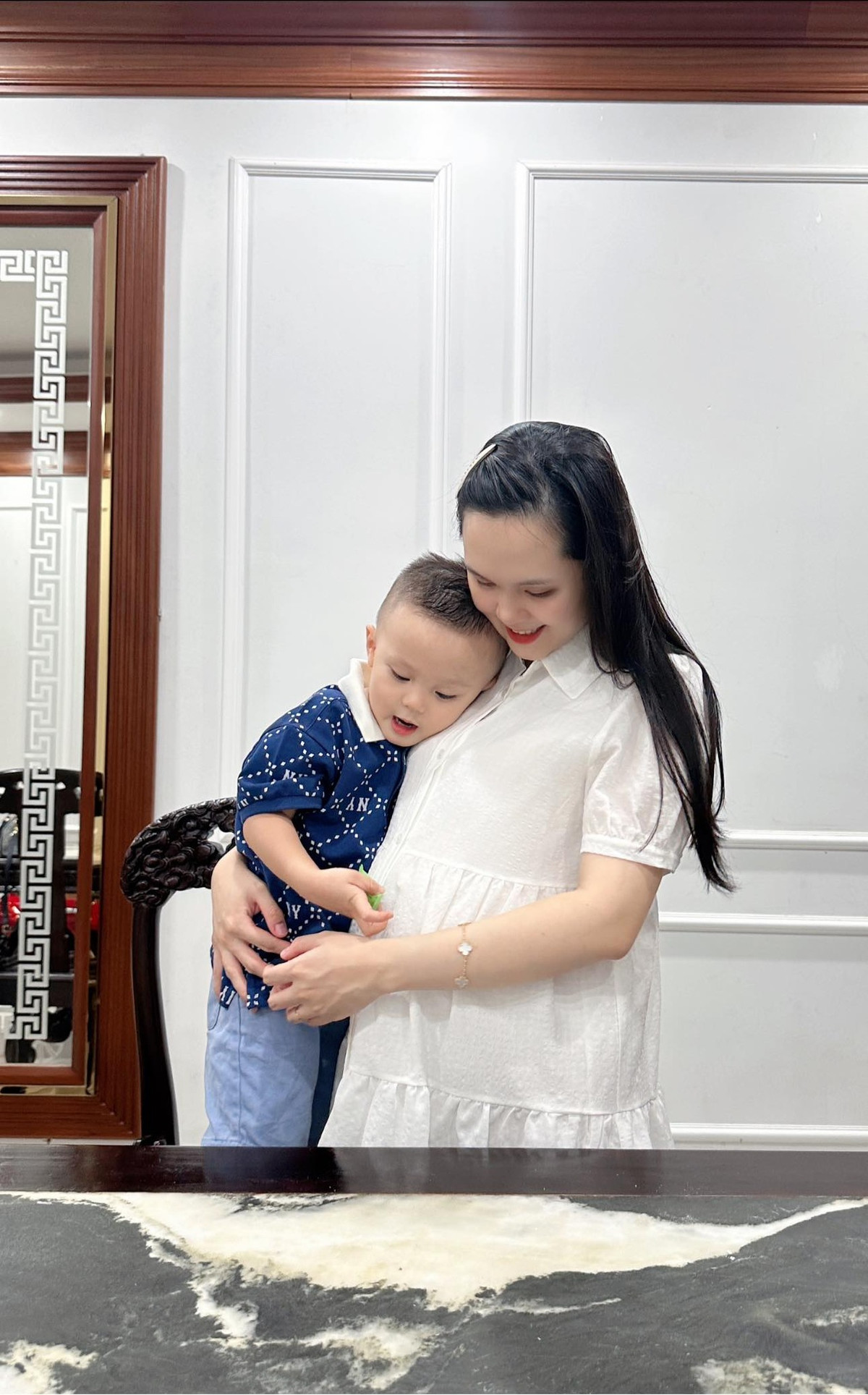 Không chỉ mua sắm cho mình, cô và chồng cũng đầu tư cho con trai những điều kiện tốt nhất. Ảnh: FBNV