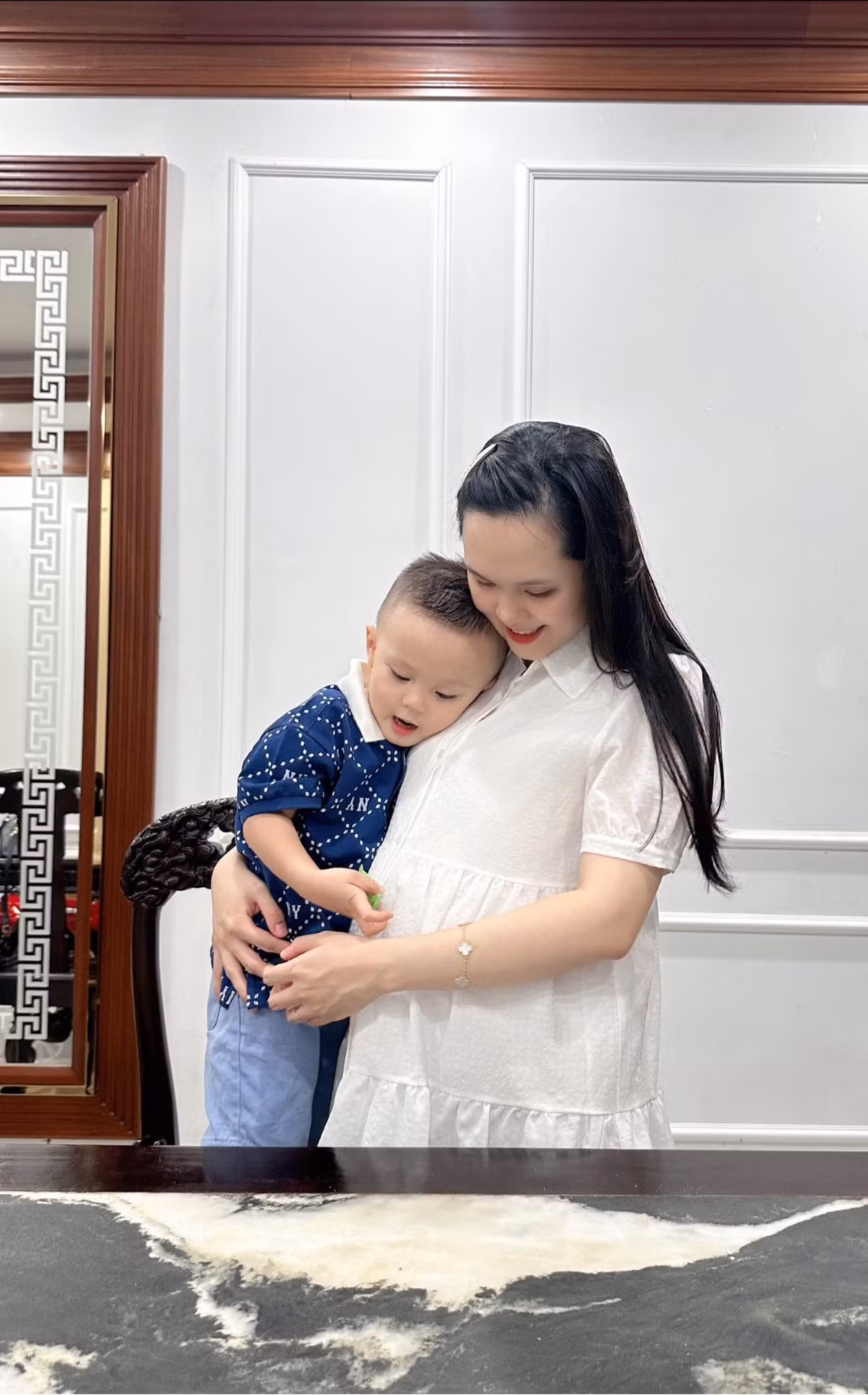 Không chỉ mua sắm cho mình, cô và chồng cũng đầu tư cho con trai những điều kiện tốt nhất. Ảnh: FBNV