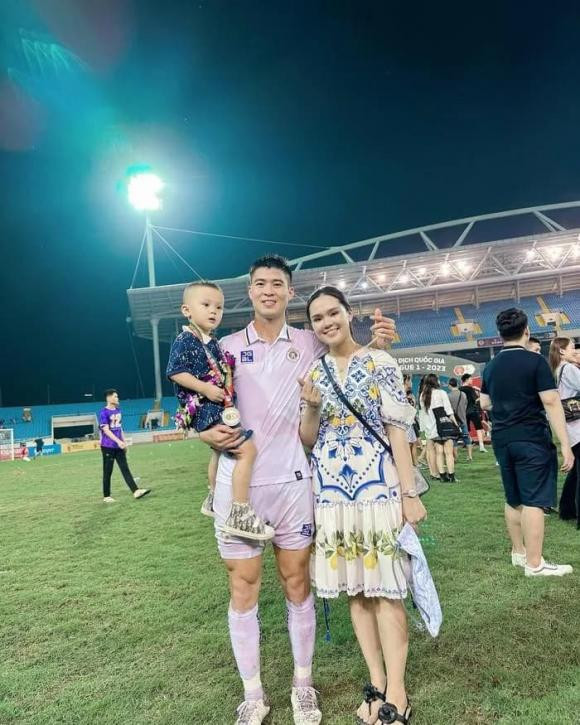 Mặc dù đây là khoảnh khắc đầu tiên cô chia sẻ về con gái nhưng Quỳnh Anh vẫn dùng icon để che mặt con.