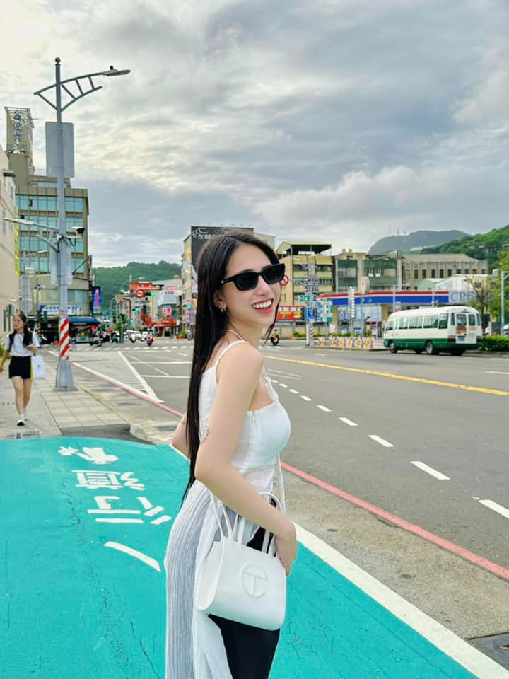 Làm mẹ hai con nhưng cô vẫn duy trì được vẻ đẹp trẻ trung, thân hình săn chắc và thậm chí còn nhuận sắc hơn cả lúc chưa sinh em bé. Ảnh: FBNV