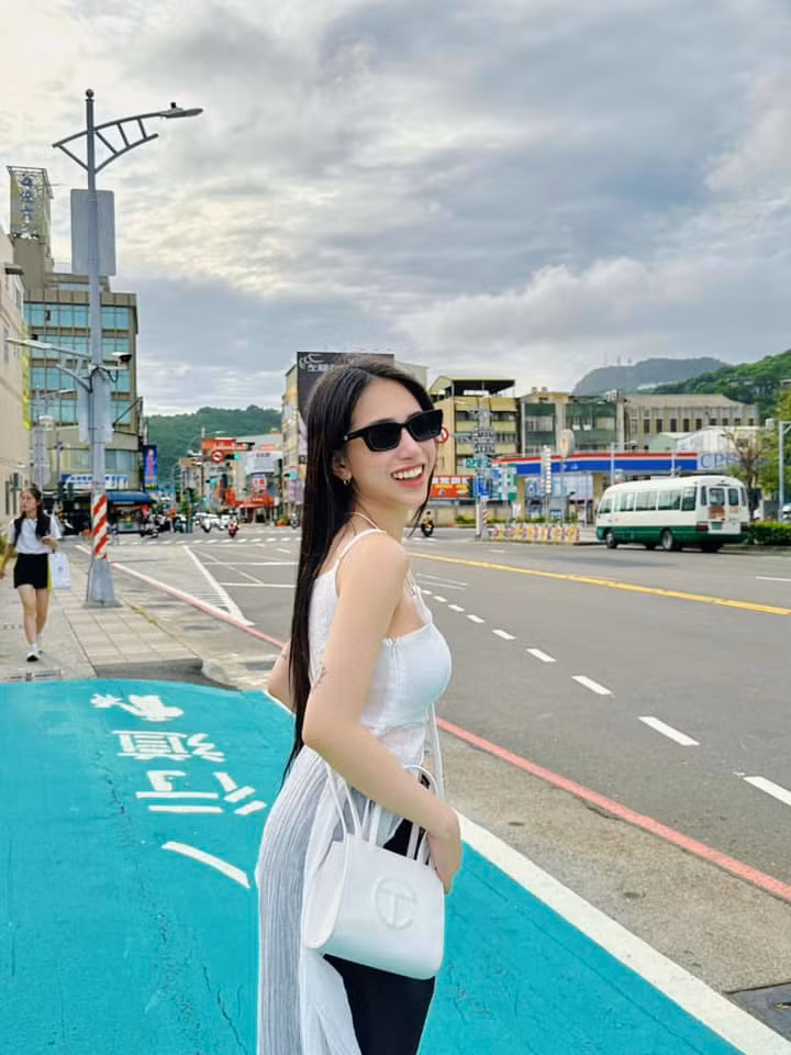 Làm mẹ hai con nhưng cô vẫn duy trì được vẻ đẹp trẻ trung, thân hình săn chắc và thậm chí còn nhuận sắc hơn cả lúc chưa sinh em bé. Ảnh: FBNV