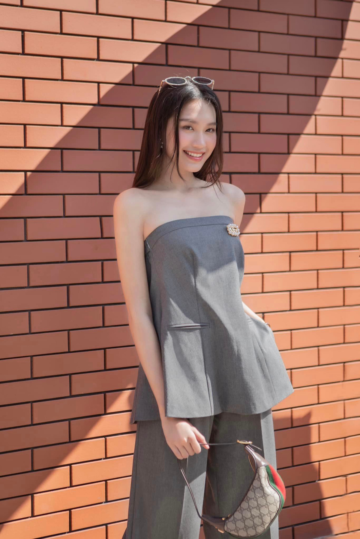 Cô còn vượt mặt cả nữ hoàng nội y Ngọc Trinh với chiếc eo siêu thực, săn chắc và không chút mỡ thừa.