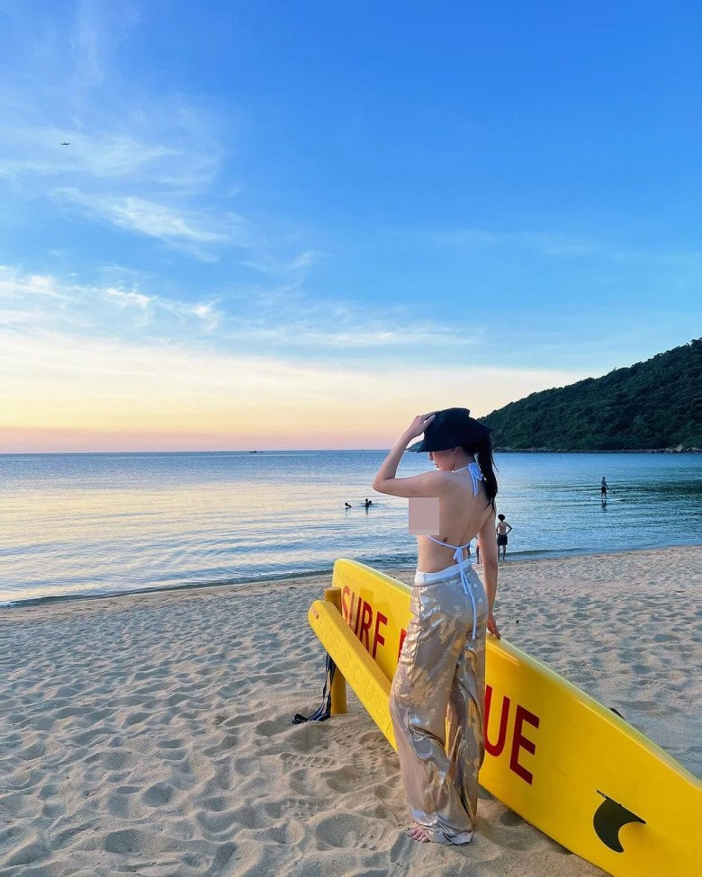 Trong một bài đăng mới đây, hot girl Trâm Anh diện bộ trang phục vô cùng nóng bỏng, gợi cảm và check in ở bãi biển cùng tấm ván trượt.