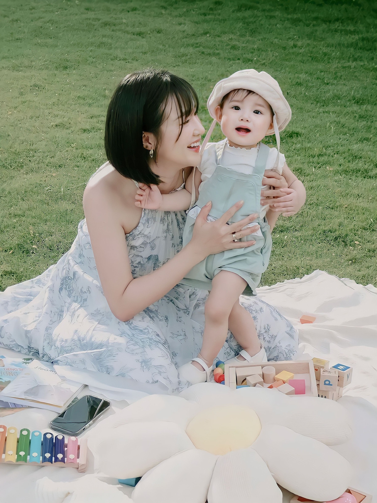 Chồng là thiếu gia tập đoàn may mặc, giỏi kinh doanh, vợ là hot girl đình đám với nhan sắc cuốn hút còn con gái lại nổi tiếng ngay từ khi lọt lòng.