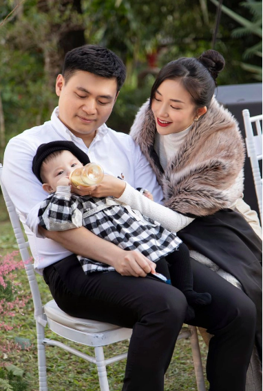 Làm dâu hào môn, thời gian qua hot girl Salim còn gây chú ý nhiều hơn khi trở thành mẹ của bé Pam (tên thật Hải Đường) khi em bé là nhóc tỳ hot nhất mạng xã hội. Từ khi chào đời, cô bé nhận được nhiều sự quan tâm bởi diện mạo xinh xắn, đáng yêu.