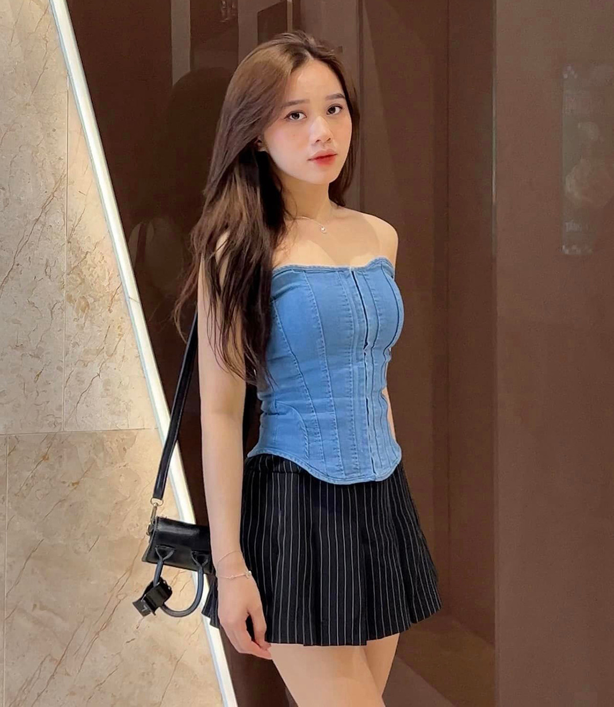 Nội dung kênh TikTok của bạn gái Nhâm Mạnh Dũng thường là những video về các chủ đề được giới trẻ quan tâm như unboxing (bóc hộp các món đồ), hướng dẫn tự makeup, các công thức chăm sóc da...