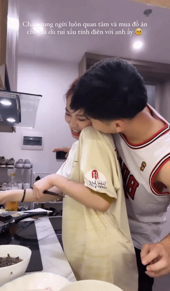 Mới đây nhất, cặp đôi còn công khai những thể hiện tình cảm thân mật như nắm tay, ôm hôn khi vào bếp cùng nhau.