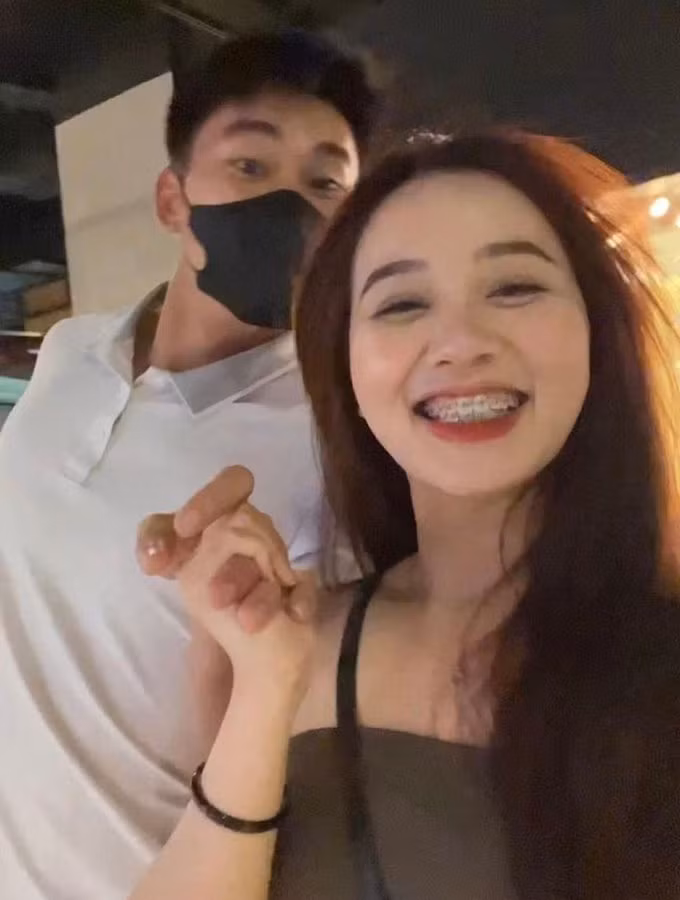 Đây cũng là lần hiếm hoi Nhâm Mạnh Dũng công khai bạn gái trên trang cá nhân.