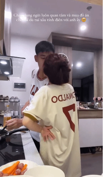 Bạn gái Nhâm Mạnh Dũng còn khoe người yêu luôn quan tâm dù cô nàng có xấu tính thế nào. Cả hai còn cùng nấu ăn, hẹn hò và xem phim.