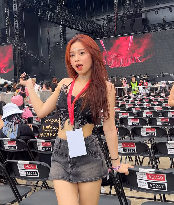 Bạn gái Nhâm Mạnh Dũng sinh năm 2001, quê Bắc Giang, là sinh viên khoa tiếng Nhật thương mại trường Đại học Ngoại thương Hà Nội. Cô là TikToker có tiếng với gần 800.000 lượt theo dõi.