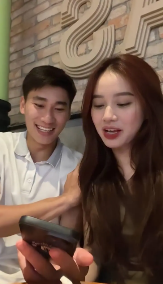 Sau một thời gian âm thầm hẹn hò, cặp đôi đã thoải mái công khai những khoảnh khắc ở bên cạnh nhau.