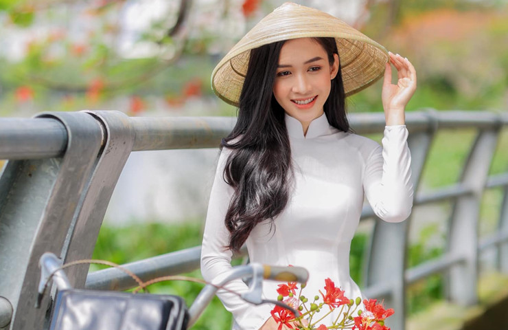 Nữ MC VTV từng giành được một số giải thưởng: Hoa khôi duyên dáng Phú Hòa 2019, Top 5 Miss MUCE open - Miss áo dài 2017, Top 8 Hoa khôi Nguyên Tiêu 2019,...