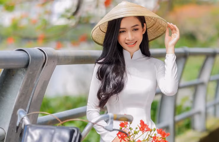 Nữ MC VTV từng giành được một số giải thưởng: Hoa khôi duyên dáng Phú Hòa 2019, Top 5 Miss MUCE open - Miss áo dài 2017, Top 8 Hoa khôi Nguyên Tiêu 2019,...