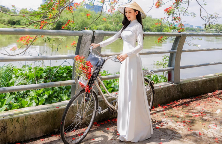 Ngô Thị Mỹ Chi (sinh năm 2001), được biết là nữ MC trẻ nhất khi tham gia “vũ trụ VTV” năm 18 tuổi.