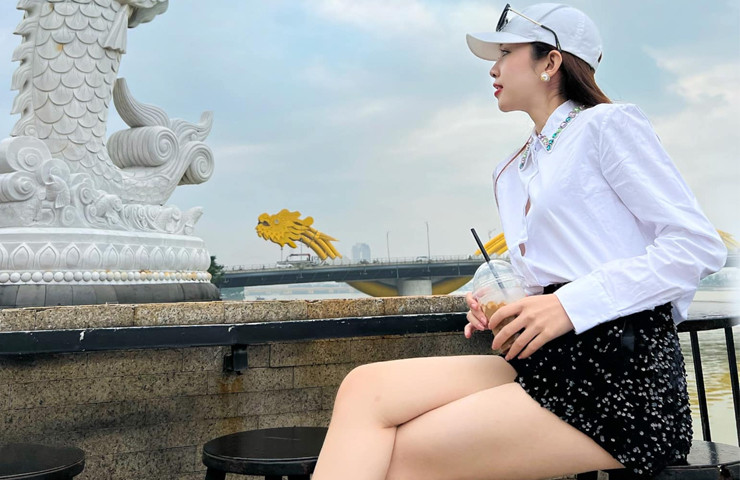 Hiểu được lợi thế của mình nên Mỹ Chi chăm diện trang phục khoe triệt để được vóc dáng của mình.