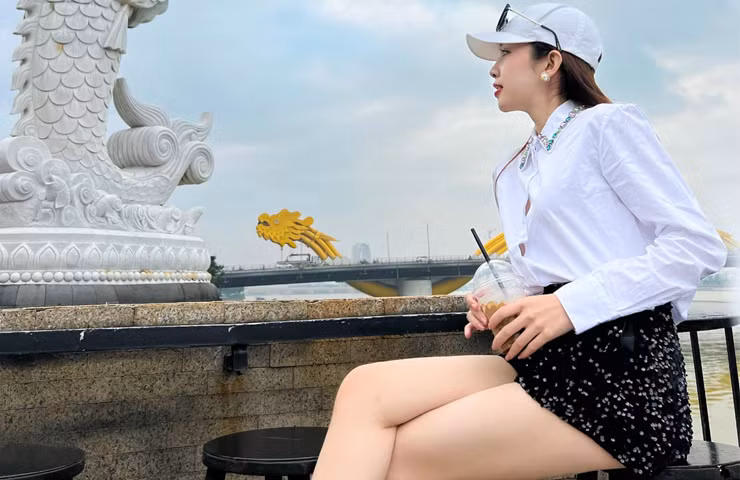 Hiểu được lợi thế của mình nên Mỹ Chi chăm diện trang phục khoe triệt để được vóc dáng của mình.