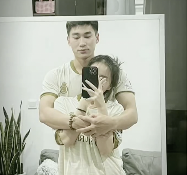 Thời gian gần đây, tiền đạo đội tuyển Việt Nam Nhâm Mạnh Dũng dính tin đồn hẹn hò với cô nàng hot girl Ngoại thương Đồng Thị Hoa Mỹ.