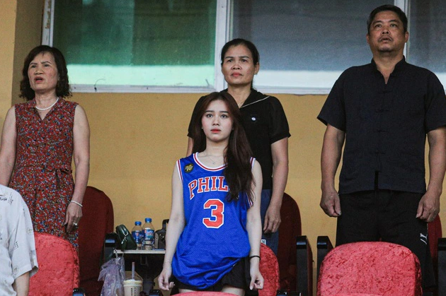 Mới đây, bạn gái Nhâm Mạnh Dũng bất ngờ xuất hiện trên khán đài VIP của SVĐ Hàng Đẫy trong trận đấu giữa CLB Viettel tiếp đón Bình Định có Nhâm Mạnh Dũng tham gia. Nhan sắc của cô nhanh chóng trở thành tâm điểm chú ý. Ảnh: BB