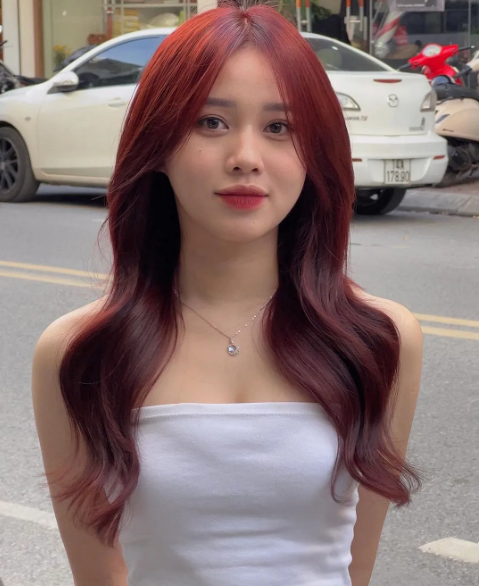 Các đường nét trên gương mặt cũng hài hòa và cân đối. So với loạt ảnh chính chủ tự đăng trên MXH cũng không kém là bao.