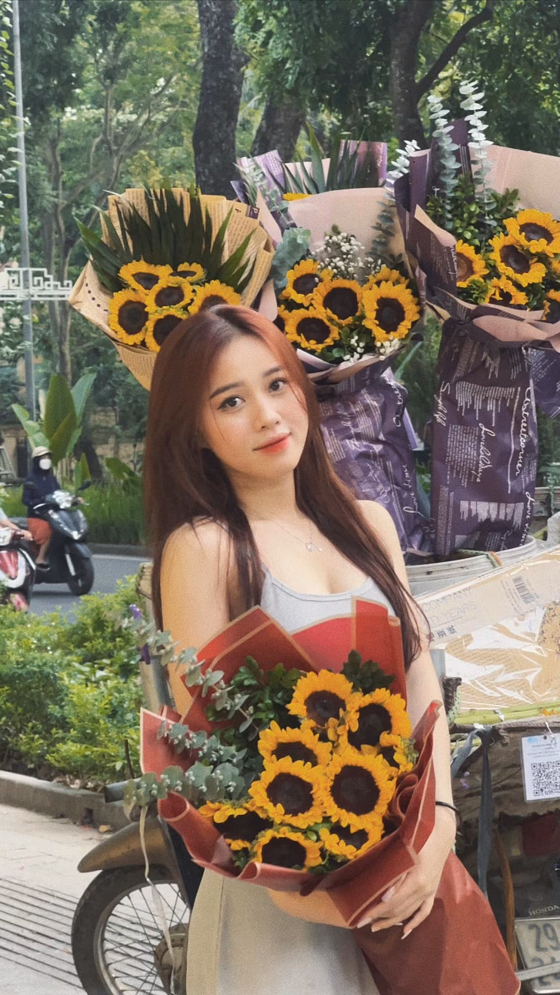 Ngoài ra, sự xuất hiện của Hoa Mỹ trên khán đài VIP cũng như một lời xác nhận ngầm cho tin đồn này.