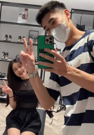 Tin đồn bắt nguồn từ những lần cả hai xuất hiện cùng nhau ở quán cafe hay khung cảnh ven hồ lãng mạn, Nhâm Mạnh Dũng và bạn gái tin đồn tương tác tình cảm làm người hâm mộ đồn đoán.