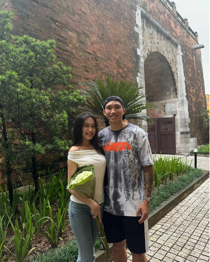 Bạn gái Đoàn Văn Hậu cầm theo một đoá sen bách diệp (sen quan âm) để tăng thêm chất nhã nhặn, thơ mộng cho những bức hình sống ảo.