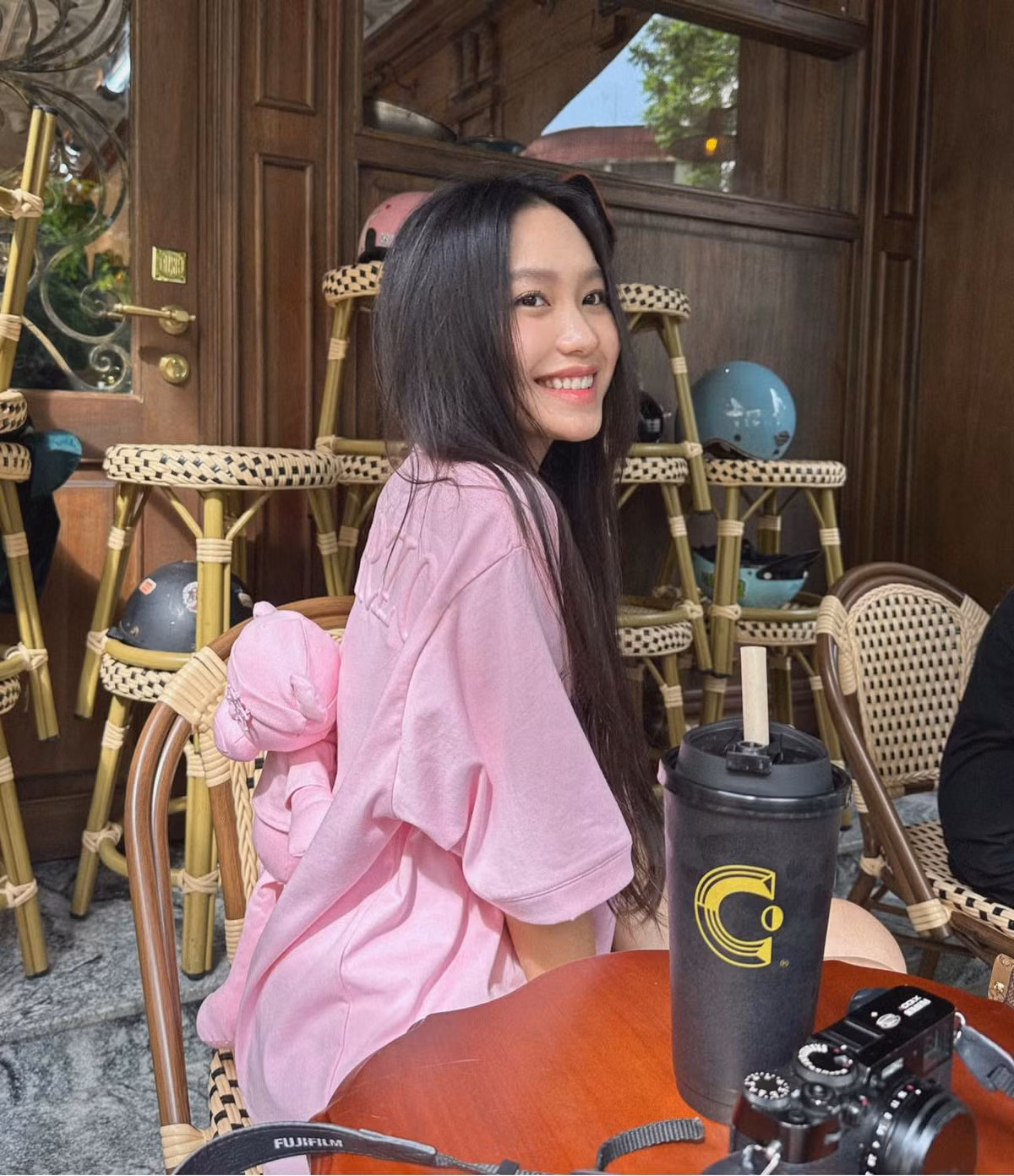 Nàng WAG không chỉ xinh đẹp mà còn được khen ngợi vì vẻ đẹp tri thức, lối hành xử nhã nhặn với mọi người. Ảnh: FBNV