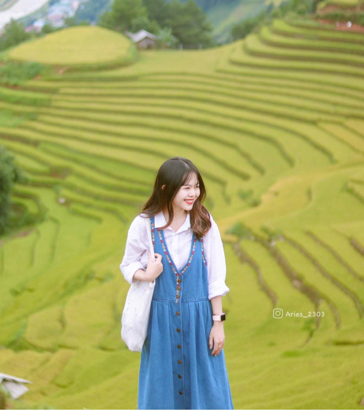 Đồi Mâm Xôi: Nơi đây được xem là biểu tượng cho ruộng bậc thang Tây Bắc bởi thửa ruộng hình tròn độc đáo nằm giữa đỉnh đồi vô cùng đặc biệt. Đồi nằm ở La Pán Tẩn cách trung tâm thị trấn hơn 8 km, đường đi khó khăn nên dừng và gửi xe rồi thuê xe ôm của người dân địa phương đưa lên tận nơi, giá dao động 30.000 đồng/lượt đến 100.000 đồng/lượt. Ảnh: Hiền Mai