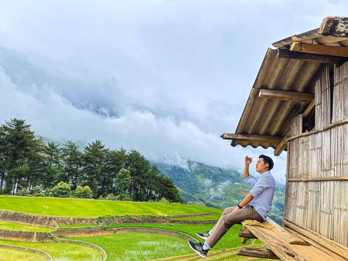 Thung lũng Lìm Mông, Lìm Thái: Nằm ngay dưới đèo Khau Phạ, là nơi có những bản làng người Thái. Du khách có thể chạy xe giữa những thửa ruộng ngắm bản làng yên bình và gặp gỡ từ trẻ nhỏ tới người già hoặc vui chơi bên những dòng suối mát lạnh. Ảnh: Mạnh Đức