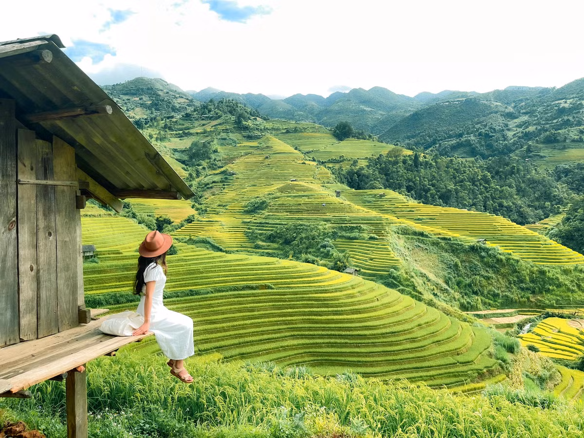 Mù Cang Chải chủ yếu là các khách sạn bình dân, homestay kiểu phòng trọ, nhà sàn, và không nhiều sự lựa chọn cao cấp. Nhà sàn, homestay là hình thức lưu trú phổ biến ở Mù Cang Chải, các nhà sàn có phòng ngủ tập thể cho từ 10 đến 30 người. Du khách có thể dễ dàng tìm một nhà sàn hay homestay xung quanh các điểm du lịch nổi tiếng như Bản Thái, khu ruộng bậc thang La Pán Tẩn, Tú Lệ...Một số homestay được du khách săn đón nhiều nhất phải kể đến như: Suối Kim 2, Hello Mù Cang Chải, Lapantan Paradise, Quân Pỏm Homestay, Khau Phạ House,…có giá dao động từ 150 000 đồng/đêm đến 300.000 đồng/đêm. Ảnh: Riri Phương Trinh