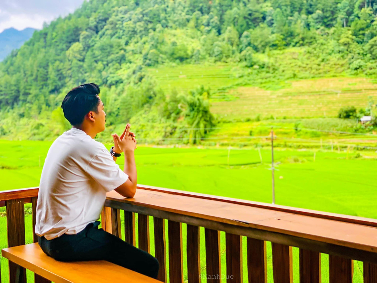 Mù Cang Chải đẹp quanh năm, tuy nhiên muốn ngắm mùa lúa xanh thì thời điểm thích hợp vào khoảng cuối tháng 8, khi những ruộng lúa đang thời sinh trưởng, cả không gian mang màu xanh mát. Ở Mù Cang Chải còn có một số điểm check in đẹp không thể bỏ qua. Ảnh: Mạnh Đức