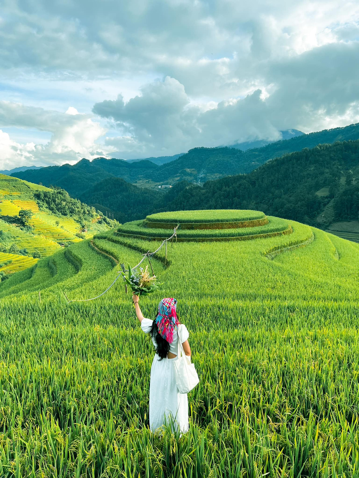 Từ Hà Nội tới Mù Cang Chải khoảng 300 km, dù khoảng cách không xa nhưng đường khó đi vì những quãng đèo, dốc vắt từ lộ này sang lộ khác. Bốn huyện thị miền Tây Yên Bái là Mù Cang Chải, Văn Chấn, Trạm Tấu, thị xã Nghĩa Lộ nằm tách biệt vậy nên chỉ có thể đến đây bằng quốc lộ 32, còn lại là những đường nhánh chỉ dành cho các phượt thủ và người dân địa phương. Ảnh: Riri Phương Trinh