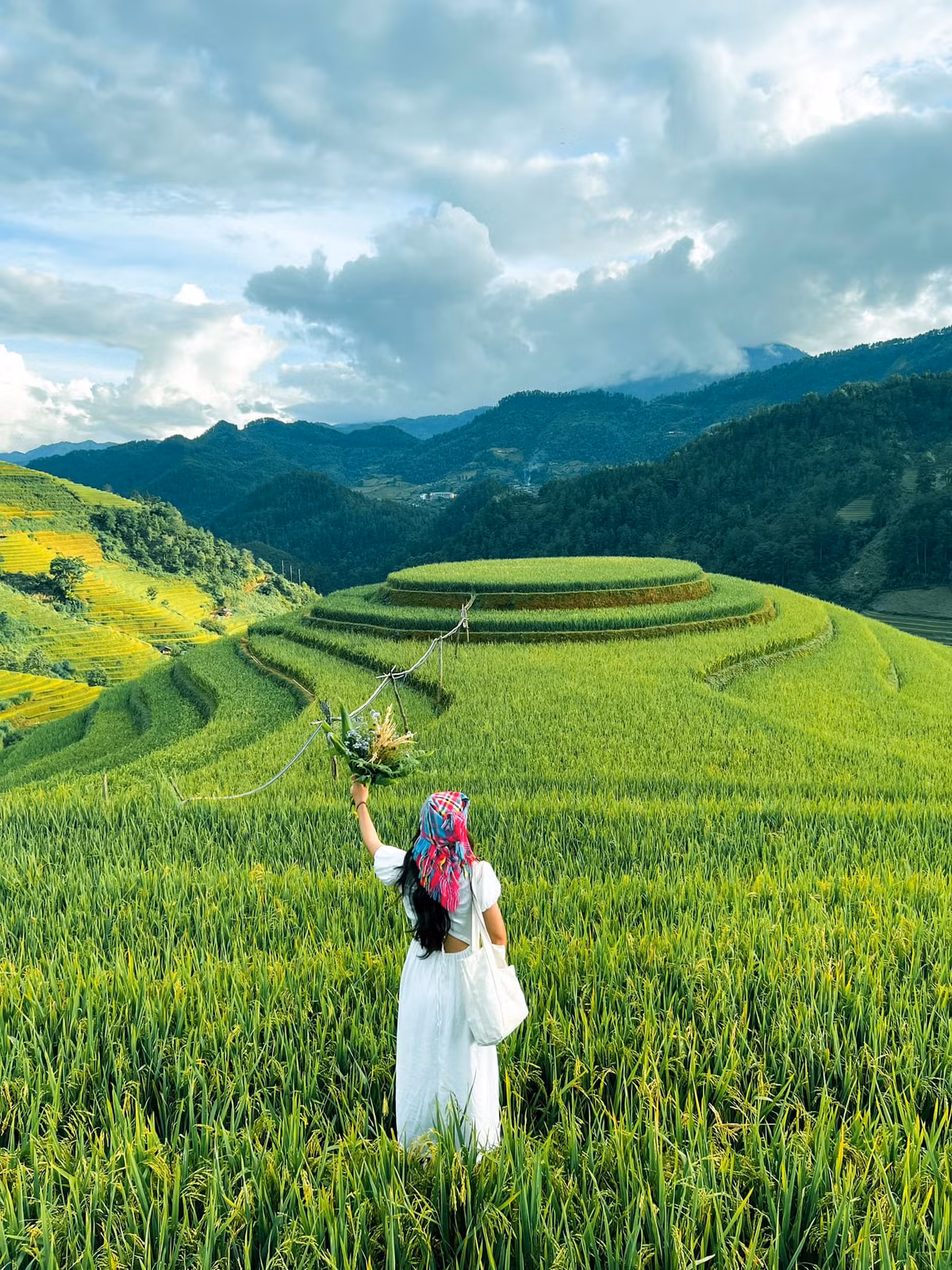 Từ Hà Nội tới Mù Cang Chải khoảng 300 km, dù khoảng cách không xa nhưng đường khó đi vì những quãng đèo, dốc vắt từ lộ này sang lộ khác. Bốn huyện thị miền Tây Yên Bái là Mù Cang Chải, Văn Chấn, Trạm Tấu, thị xã Nghĩa Lộ nằm tách biệt vậy nên chỉ có thể đến đây bằng quốc lộ 32, còn lại là những đường nhánh chỉ dành cho các phượt thủ và người dân địa phương. Ảnh: Riri Phương Trinh