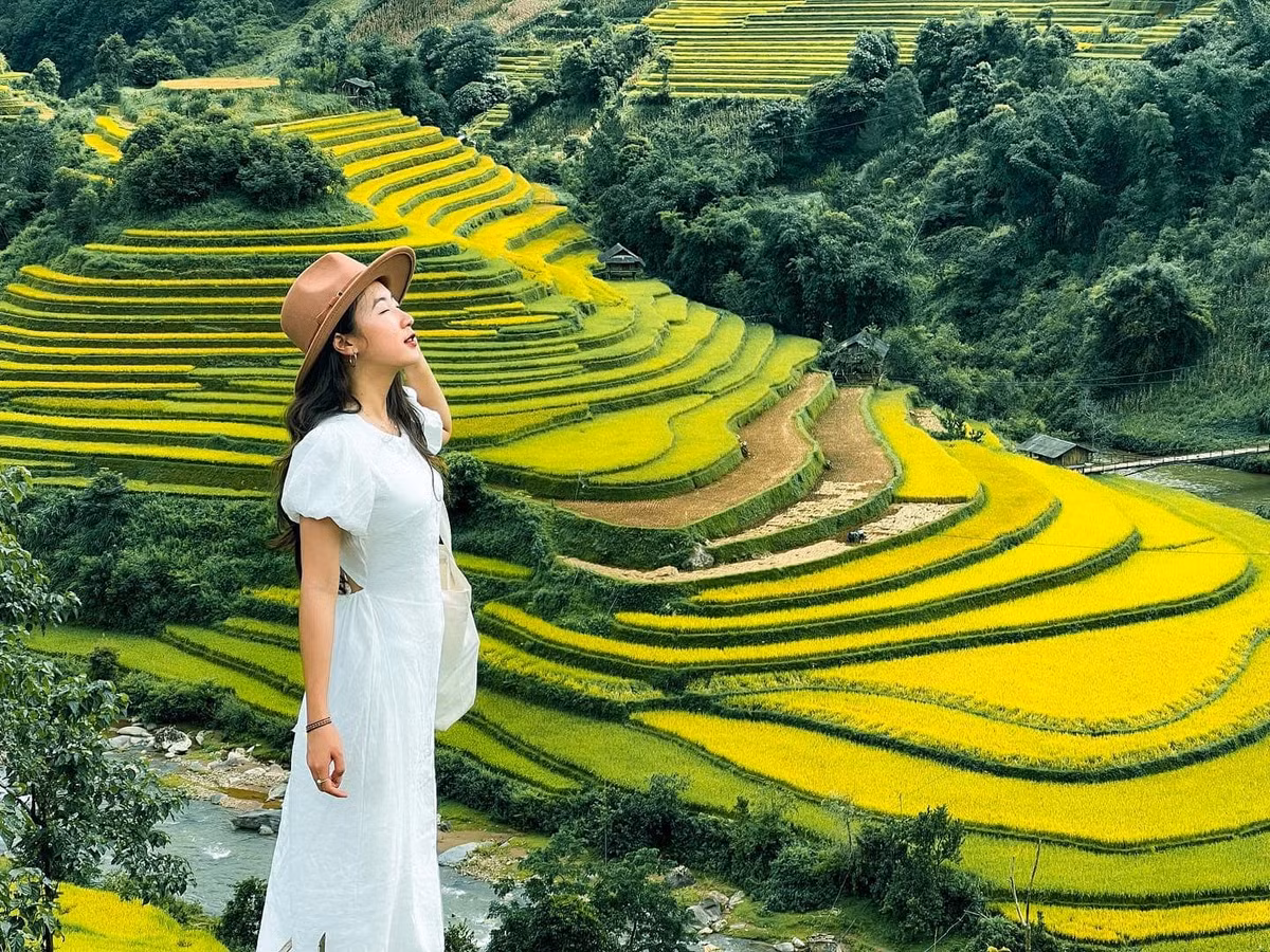 Cảnh thiên nhiên tươi đẹp, không gian yên bình, hoạt động trải nghiệm ngắm mùa lúa xanh,…là những điều thú vị khi đến Mù Cang Chải. Nơi đây còn làm du khách lưu luyến với nhiều đặc sản, ẩm thực đặc trưng như gà Đen, lợn bản, xôi nếp nương, Cá Suối, cá hồi cá tầm Khau Phạ, măng rừng, cải mèo,…Ngoài ra, ăn vặt đem về làm quà không thể không nhắc tới cốm xanh Tú Lệ, giá ngày mùa là 90.000 đồng/kg cốm tươi. Ảnh: Riri Phương Trinh