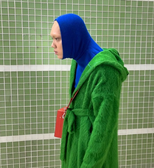 Tuy nhiên, những lần tham dự thảm đỏ của anh tại sự kiện hầu hết đều vấp phải tranh cãi vì "ô dề".