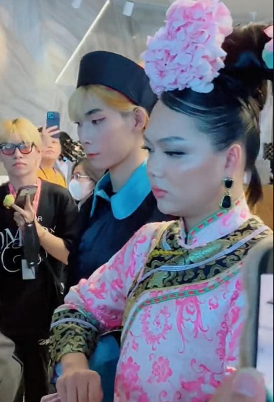 Mới đây nhất, Phạm Thoại dự họp báo chương trình The New Mentor, anh chàng hoá thân thành “nương nương”, diện trang phục cầu kỳ giống trong phim Hoàn Châu Cách Cách.