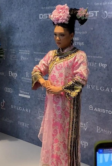 Từ quần áo đến phụ kiện, TikToker Phạm Thoại đều đầu tư để hóa thân giống nhất.